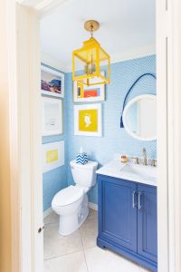 Imagem de banheiro colorido, tendência em decoração em 2020